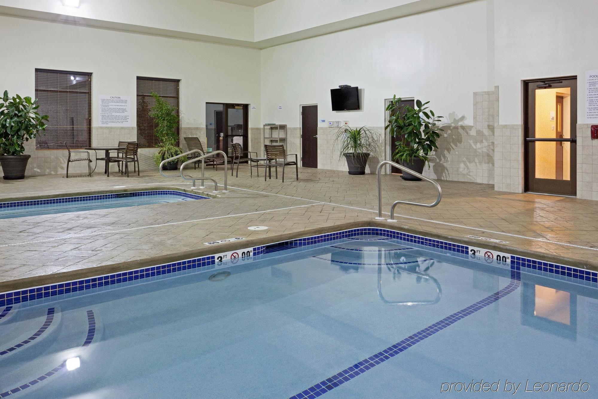 Holiday Inn Express & Suites Malone By Ihg Удобства фото
